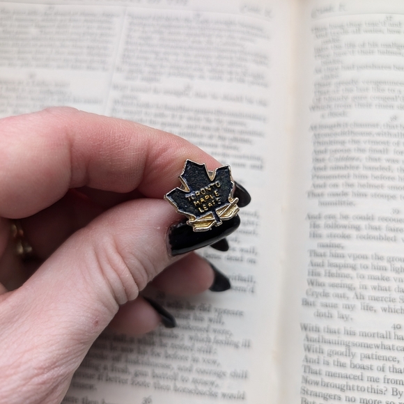 Vintage Maple Leaf Enamel Pin - Picture 3 of 4